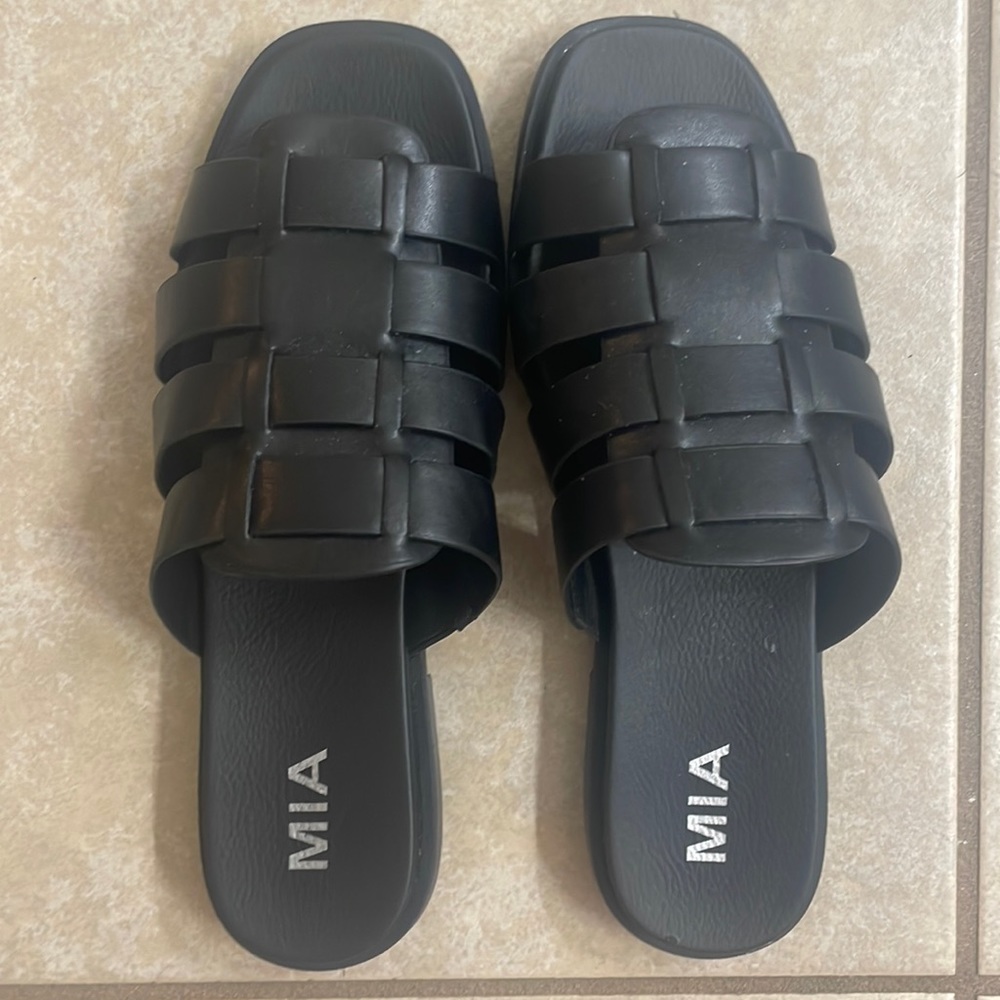Mia size 8 NWOT black slides